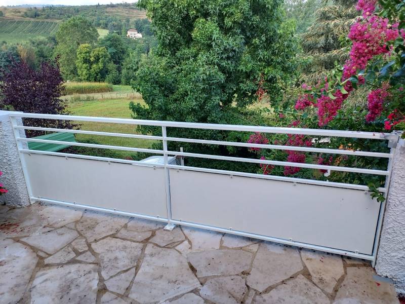 Garde-corps de terrasse BLANC sur mesure, son design épuré maximise la luminosité et la vue à Letra