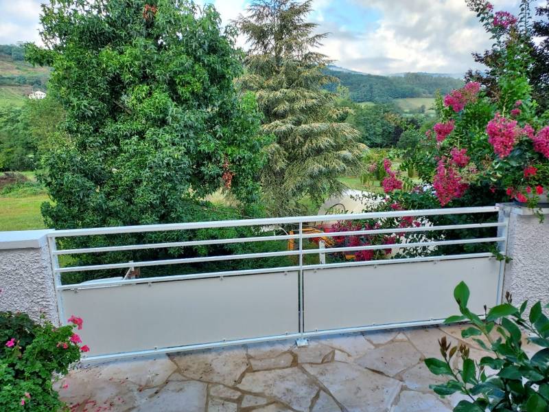 Garde-corps de terrasse BLANC sur mesure en métal, pour un style épuré et lumineux à Letra