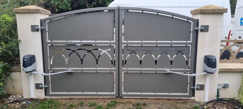 Réalisation sur mesure d'un portail motorisé et d'un portillon découpés au laser sur Caluire et Cuire