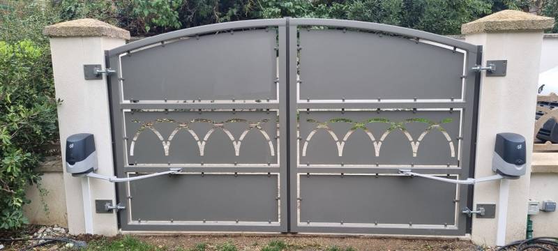 Réalisation sur mesure d'un portail motorisé et d'un portillon découpés au laser sur Caluire et Cuire