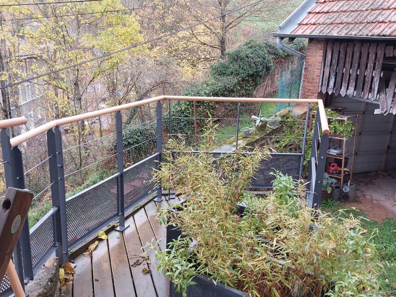 Garde-corps de terrasse sur mesure, mariage réussi du bois et du métal pour un design moderne à Saint Bel