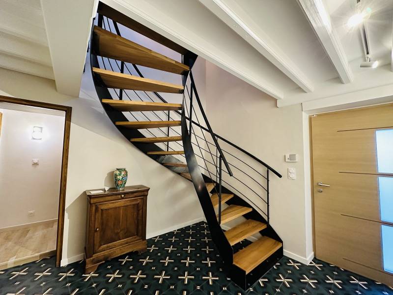 Escalier sur mesure avec limons acier et marches en chêne clair, épuré et lumineux
