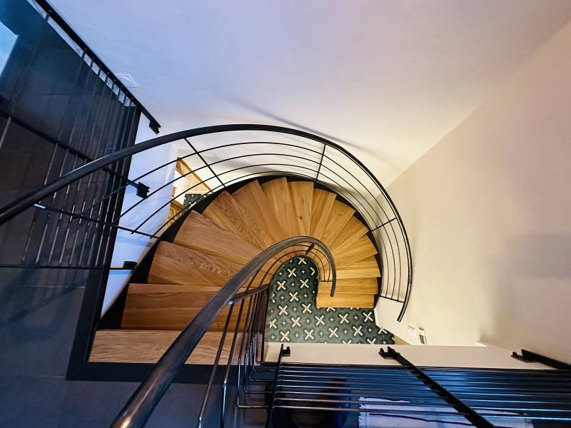 Escalier moderne sans contremarches pour un rendu épuré, ouvert et pratique dans la maison