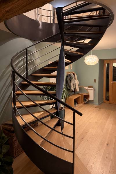 Marches en chêne massif façonnées sur mesure, sublimant l’escalier contemporain et apportant chaleur naturelle et authenticité au cœur de cette rénovation de ferme à Oingt