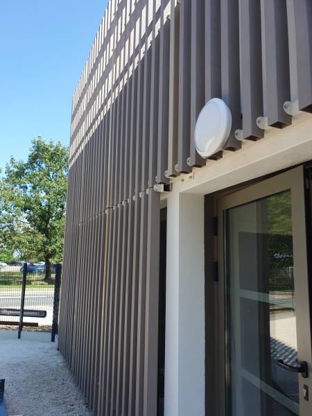 Construction de bardages sur mesure pour une micro crèche à Reyrieux