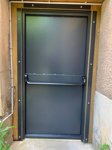 Vue intérieure de la porte métallique avec barre anti-panique JPM