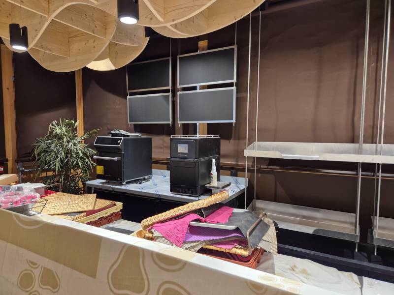 Structure métallique avec traverses percées pour superposition et emboîtement des modules.