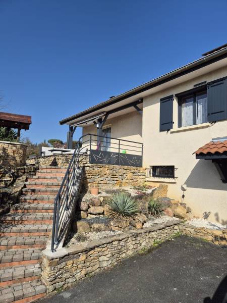 Garde-corps horizontal fixé sur muret en pierre avec structure en acier thermolaqué.