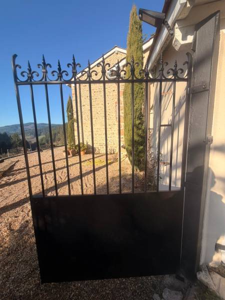 Fabrication de platines de fixation pour gonds de portail battant en acier plié épais.