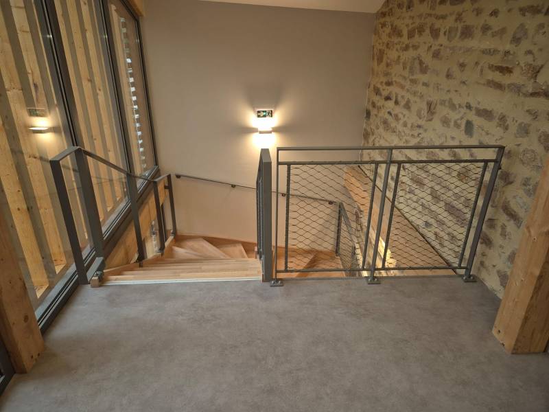 Le rendu final du garde-corps dans l'environnement extérieur de la Maison Médicale de Chambost-Allières