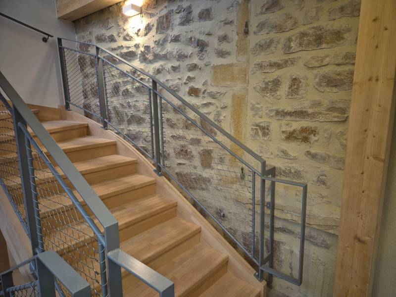 Garde-corps de palier technique, conçu pour la sécurité des usagers des locaux commerciaux de Chambost-Allières