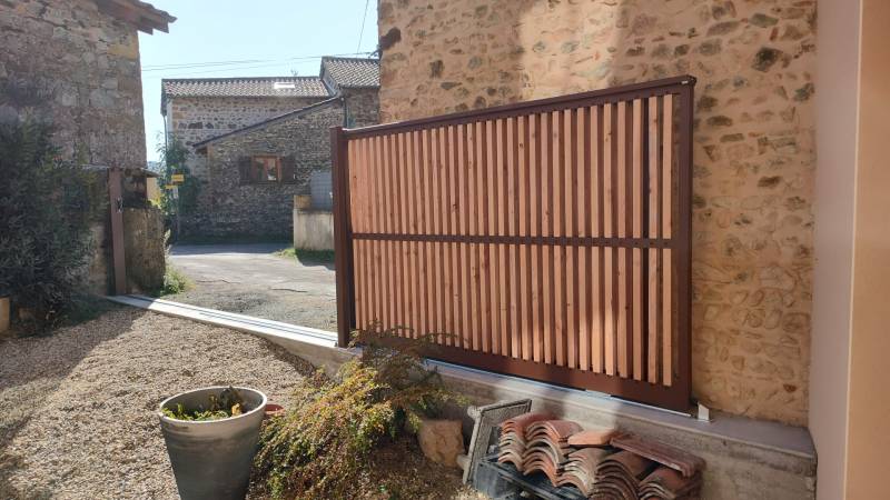 Réalisation d’un Double Portail Coulissant Acier/Bois à Letra