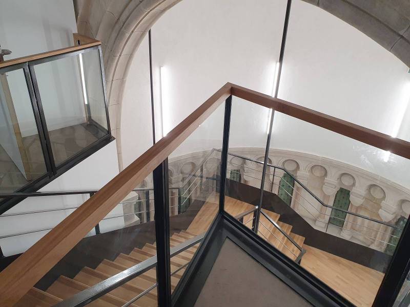 Escalier intérieur sur mesure en acier et bois, conçu pour l’accessibilité des personnes à mobilité réduite, au sein d’un bâtiment historique à Claveisolles.