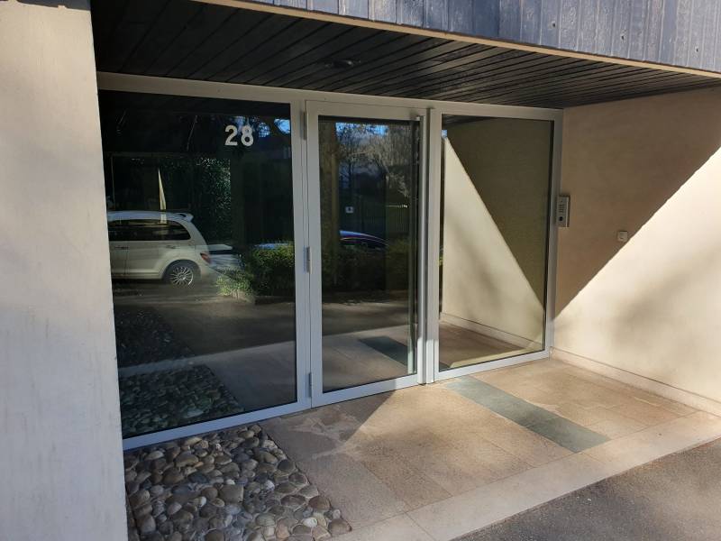 Détail profilé Forster Presto porte acier vitrée