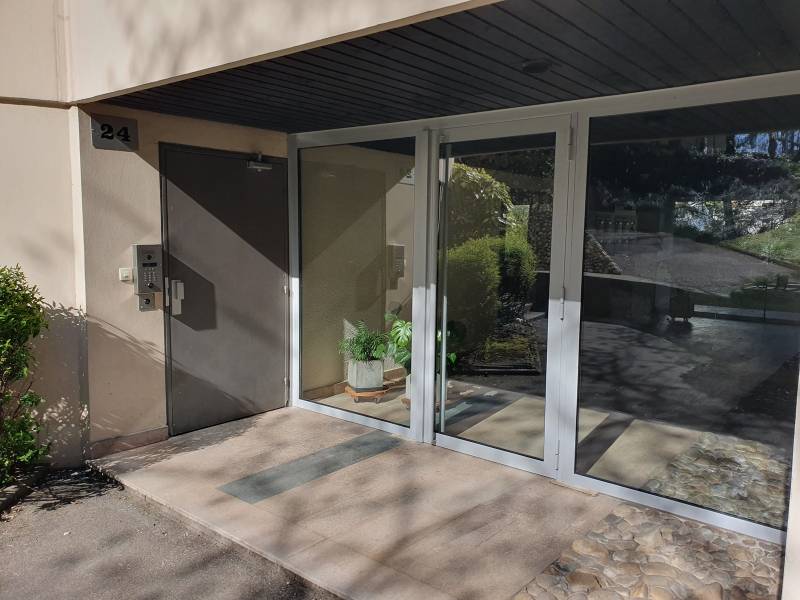 Artisan métallier Lyon installation entrée résidence