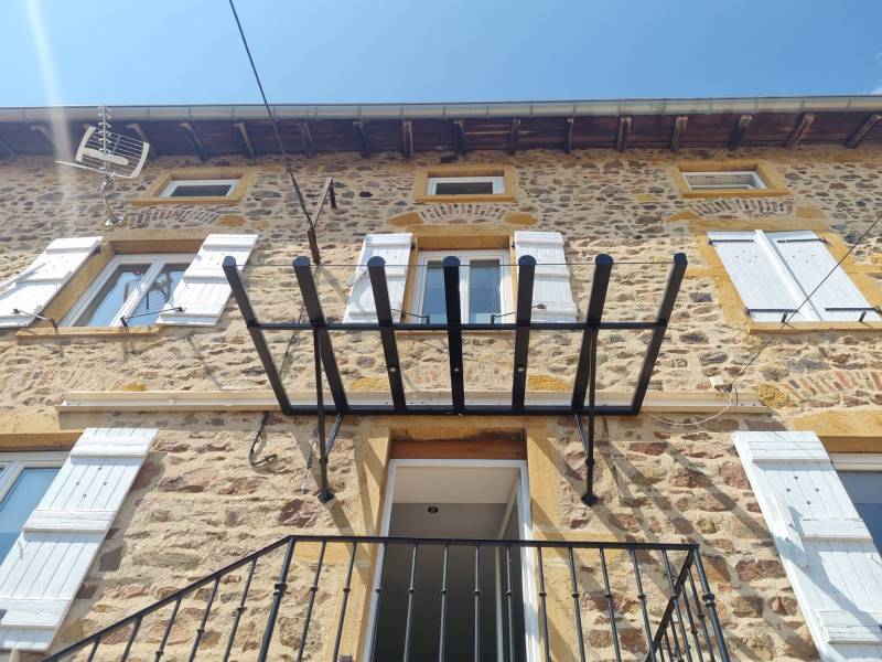 Réalisation d'un auvent sur mesure complèté par des spots Leds à Letra