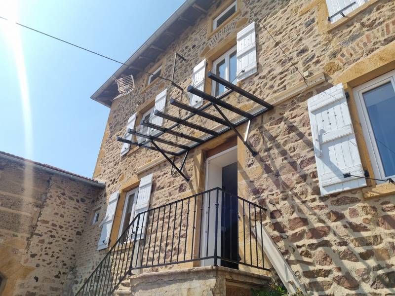 Réalisation d'un auvent sur mesure complèté par des spots Leds à Letra