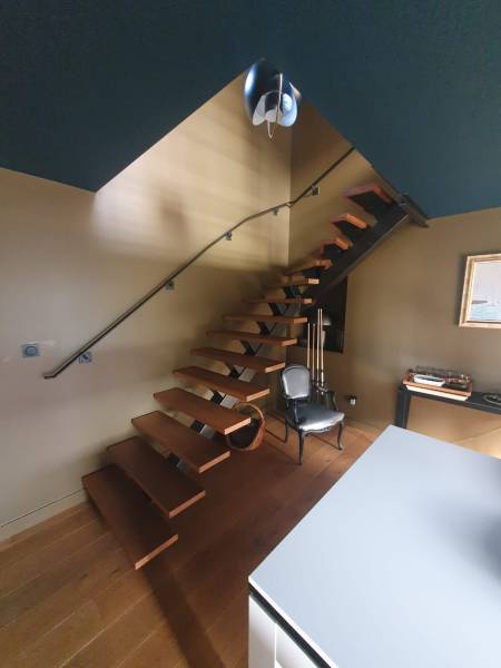 Escalier sur mesure limon central acier et marches bois frêne – ASMT DESIGN