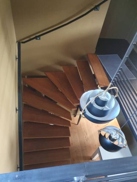 Main courante murale en plat acier – métallerie sur mesure