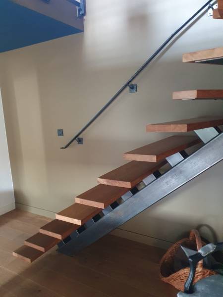 Fixation invisible des marches bois – escalier haut de gamme acier bois