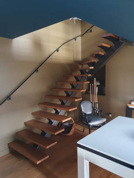 Escalier design pour maison contemporaine à Savigny