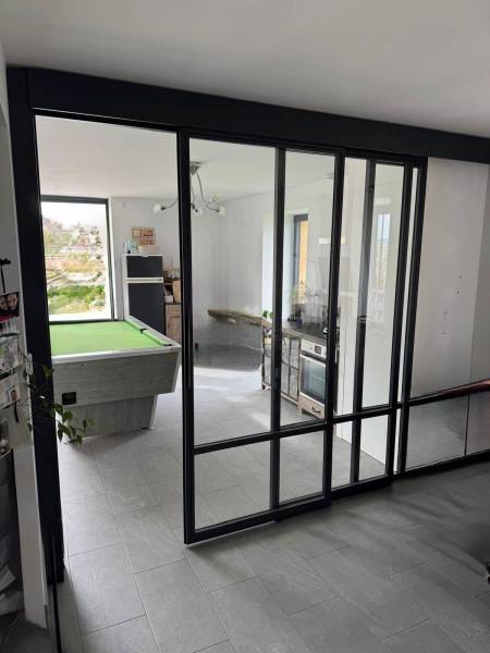 Fabrication d’une verrière industrielle avec châssis coulissants acier thermolaqué