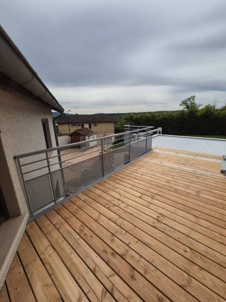 Terrasse suspendue sur mesure réalisée par ASMT DESIGN à Lozanne avec structure en acier galvanisé à chaud.