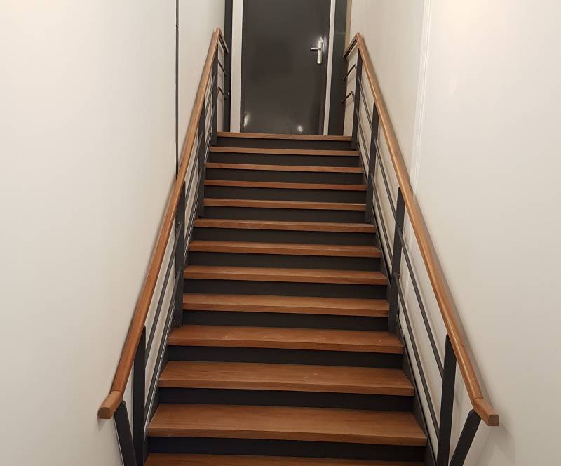 Main courante soudée à l’intérieur, finition peinture grise mate, offrant élégance et style moderne à l’escalier ASMT Design.