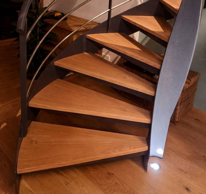 Détail des marches en chêne aux finitions soignées, alliance parfaite entre robustesse, confort de marche et esthétique haut de gamme dans un escalier design sur mesure