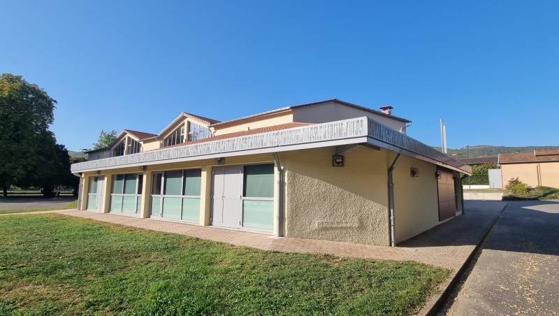 Rénovation de salle polyvalente à Le Pérréon : ouvrages de métallerie et serrurerie sur mesure par ASMT Design.