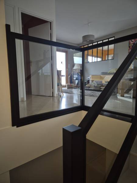 Vue d’ensemble d’un escalier intérieur sécurisé avec garde-corps acier thermolaqué.