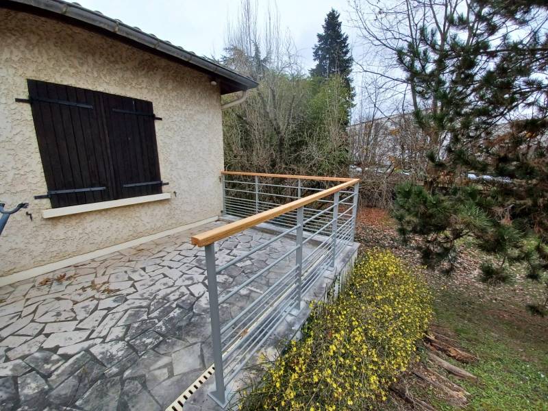 Réalisation d'une barrière de terrasse sur mesure, en acier/bois à Belleville en Beaujolais