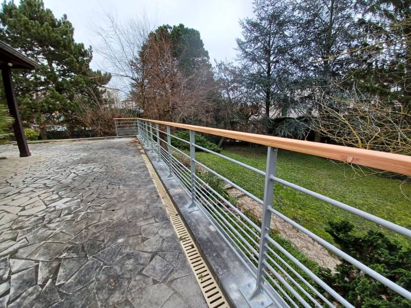 Réalisation d'une barrière de terrasse sur mesure, en acier/bois à Belleville en Beaujolais