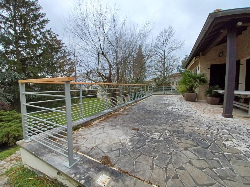 Réalisation d'une barrière de terrasse sur mesure, en acier/bois à Belleville en Beaujolais
