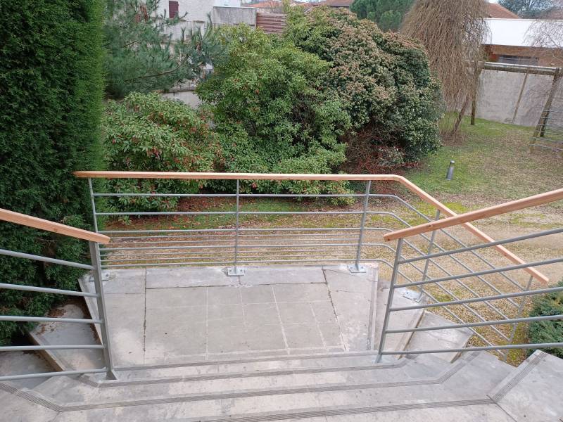 Réalisation d'une barrière de terrasse sur mesure, en acier/bois à Belleville en Beaujolais
