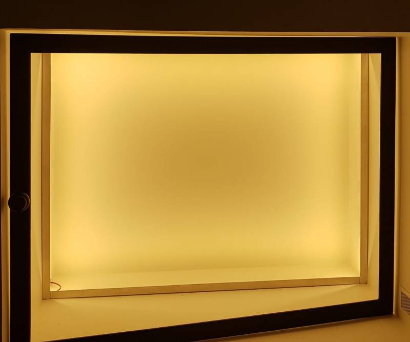 Porte originale en acier verre, voutée, pour un accès inférieur dans la commune de Saint Julien