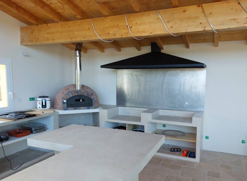 REALISATION D'UNE HOTTE CHEMINEE SUR MESURE POUR CUISINE EXTERIEURE A LACHASSAGE