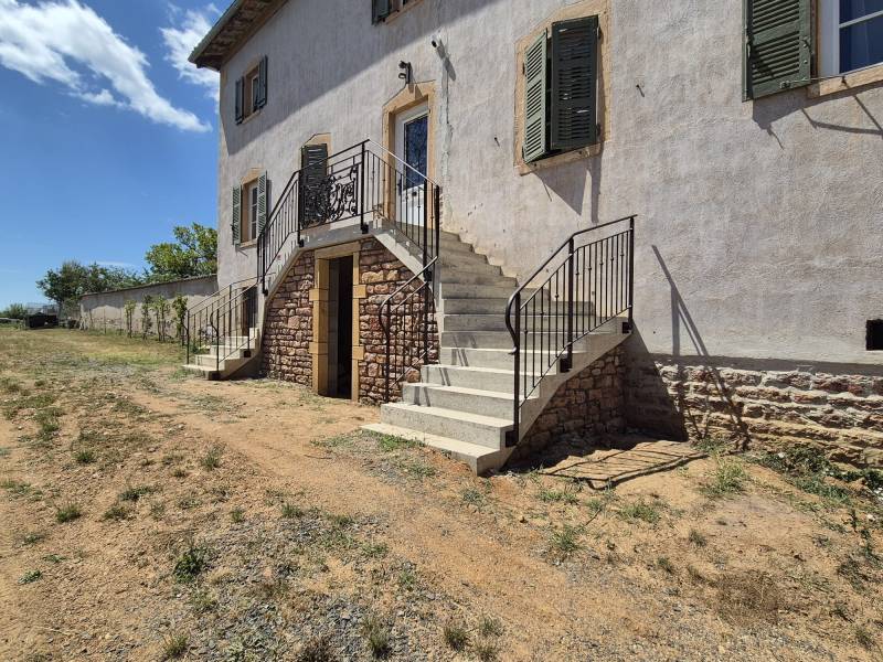 Garde-corps élégant et traditionnel en fer forgé, respectant le Savoir-Faire historique à Blacé