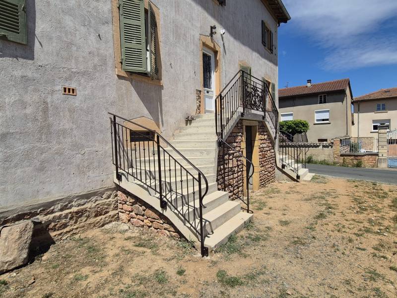 Détail de la volute en fer forgé, pièce maîtresse du style traditionnel de ce garde-corps réalisé à Blacé