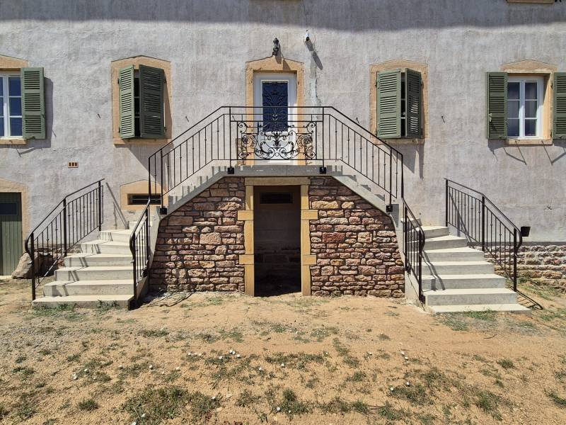 Élégance & Savoir-Faire à Blacé pour un garde-corps élégant et traditionnel