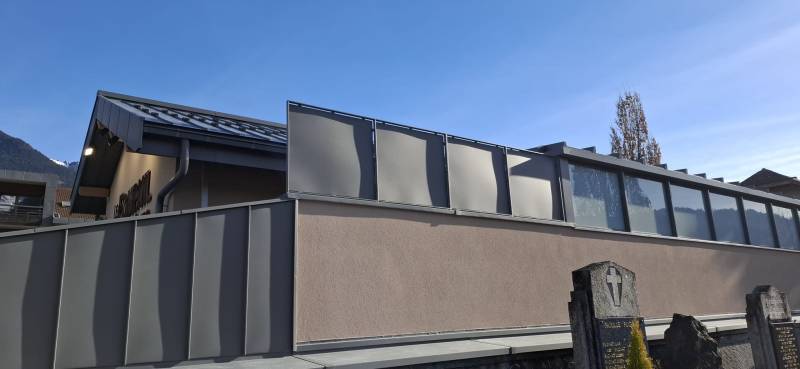 Pare-vue en métal coordonné avec le portail, conçu et installé par ASMT Design à Sallanches, Haute-Savoie.