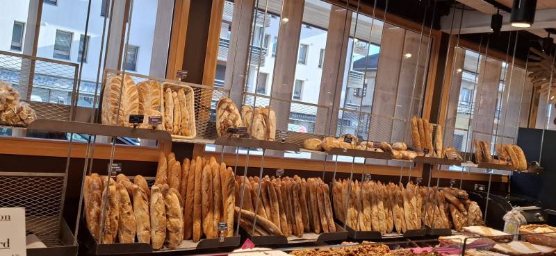 Fabrication d’une panetière professionnelle en inox 304L vibré 10/10 – rayonnage mural pour boulangerie et cafétéria.