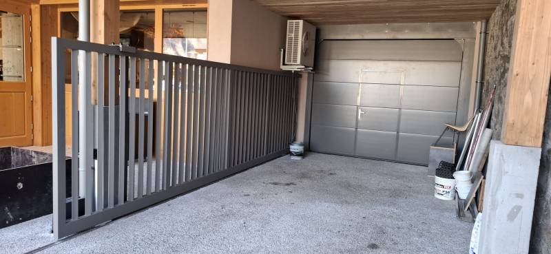 Portail coulissant motorisé sur mesure à Sallanches – réalisation ASMT Design en métallerie et serrurerie pour site professionnel et logement.