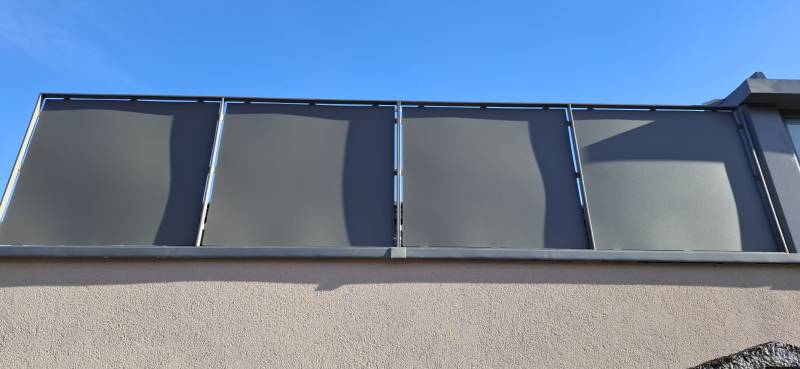 Élégant pare-vue métallique, parfaitement assorti au portail, fabriqué et installé par ASMT Design à Sallanches, en Haute-Savoie.