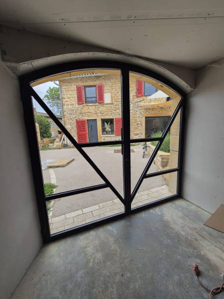 Fabrication artisanale d’une porte double vantaux acier et verre près de Lyon.
