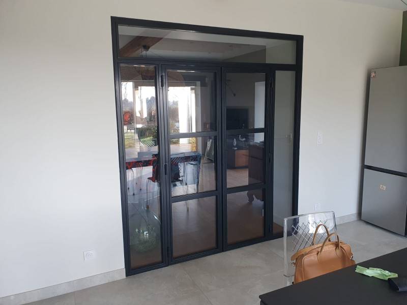 Cloison vitrée intérieure en acier – design industriel