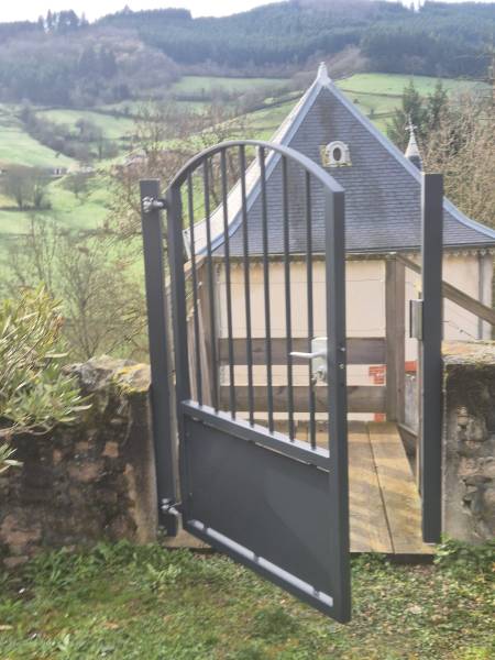 Portillon acier design avec soubassement en tôle pour sécurité piscine à Saint-Just-d’Avray.