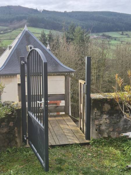 Fabrication artisanale d’un portillon métallique cintré pour sécurisation de piscine près de Lyon.