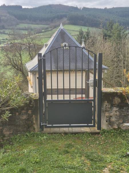 Portillon de piscine en acier sur mesure fabriqué par ASMT DESIGN dans le Beaujolais avec finition thermolaquée RAL7016.