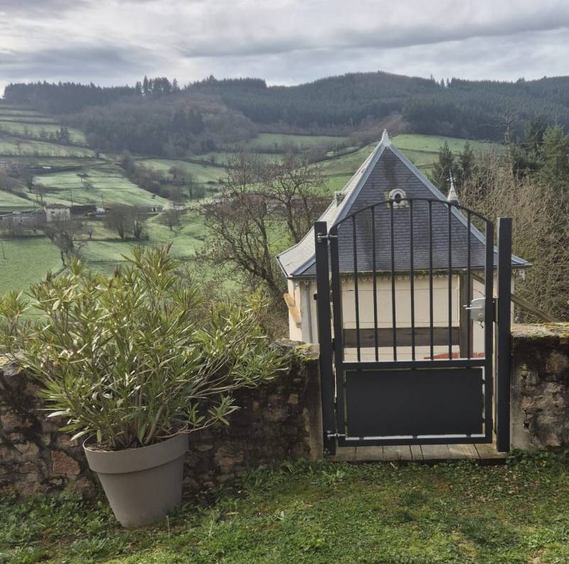 Portillon piscine sur mesure avec traitement époxy anticorrosion et finition professionnelle.